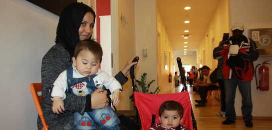 Eine Flüchtlingsfamilie sitzt in einem Flüchtlingslager.