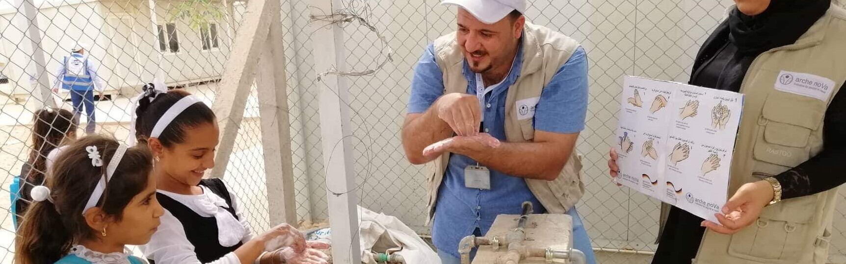 Krankheiten vorbeugen: Helfer von arche noVa zeigen Mädchen im Irak richtige Handhygiene