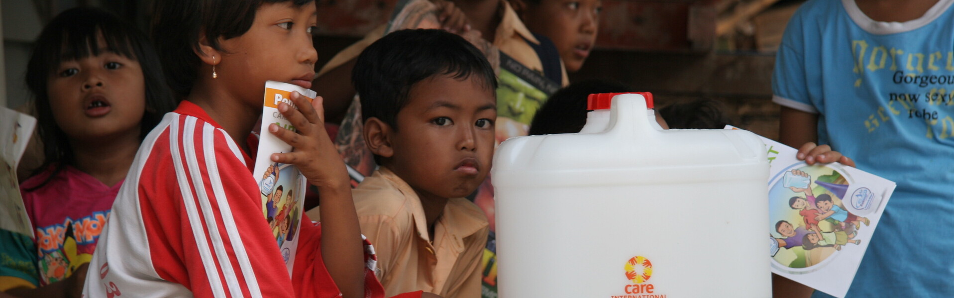 Die Menschen auf Sulawesi sind nach Erdbeben & Tsunami auf Hilfe angewiesen - unter anderem benötigen sie Trinkwasser (Archivbild) 
