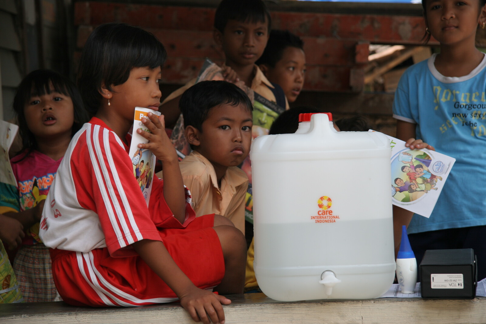 Die Menschen auf Sulawesi sind nach Erdbeben & Tsunami auf Hilfe angewiesen - unter anderem benötigen sie Trinkwasser (Archivbild) 