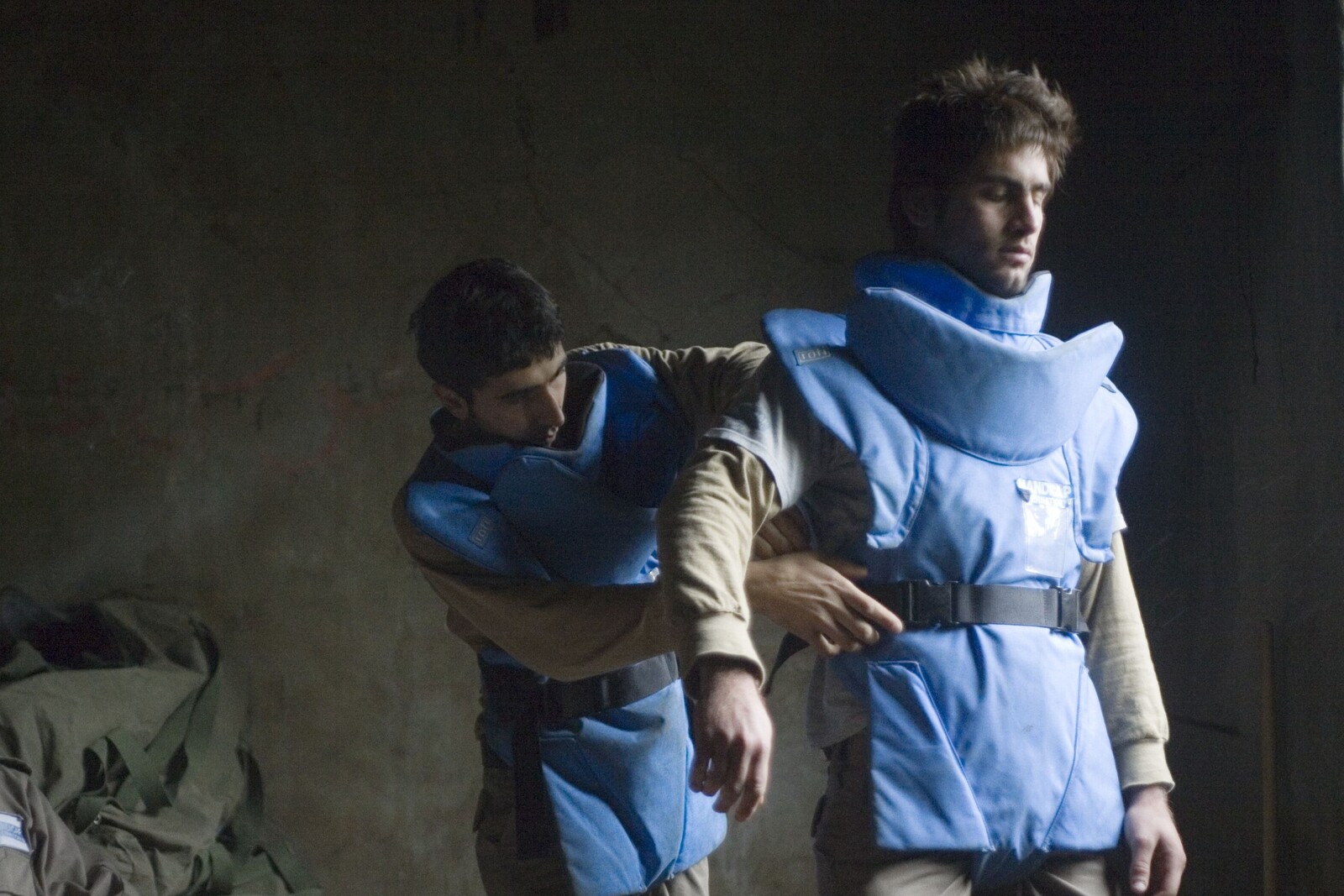 Zwei junge Männer im Südlibanon bereiten sich auf die Entminung vor