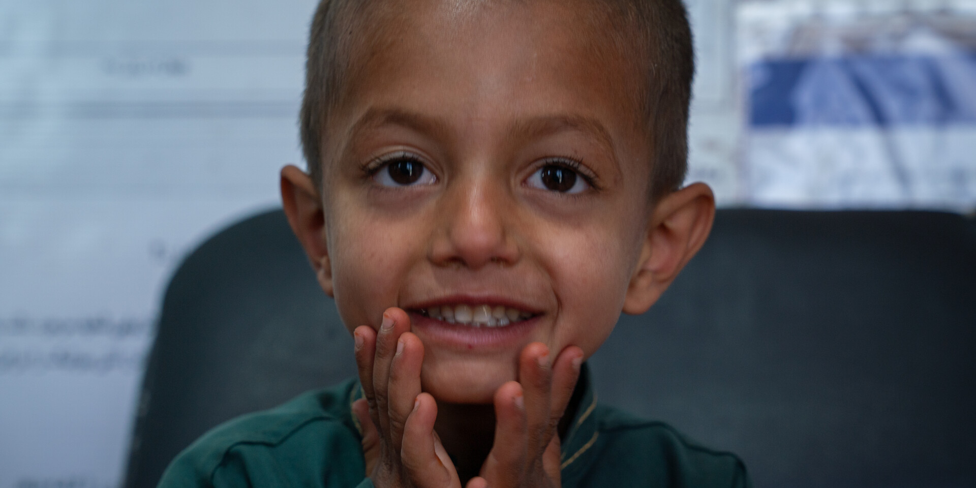 Eine Junge aus Afghanistan lächelt in die Kamera Eine Junge aus Afghanistan lächelt in die Kamera
