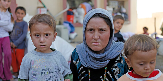 Frau und Kinder, die aus Syrien in den Irak geflohen sind