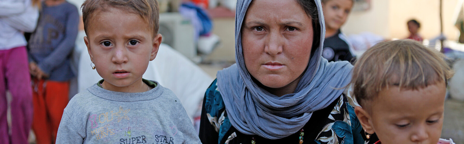 Frau und Kinder, die aus Syrien in den Irak geflohen sind