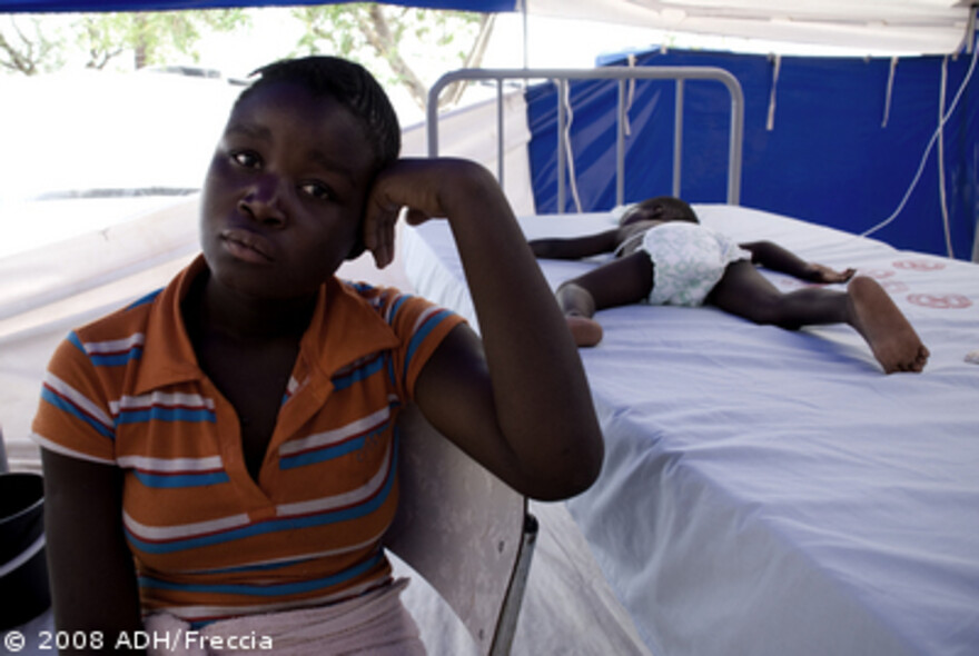 Cholera Simbabwe: Mutter mit ihrem Kind im Krankenhaus