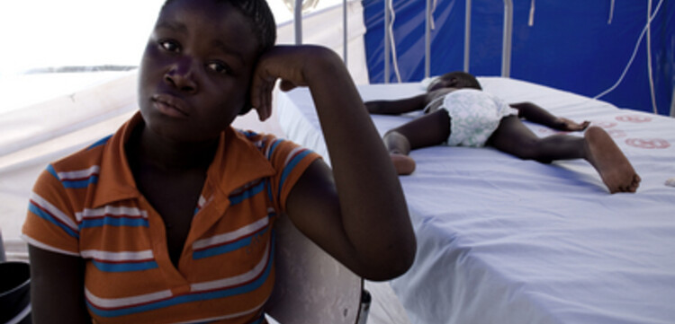 Cholera Simbabwe: Mutter mit ihrem Kind im Krankenhaus