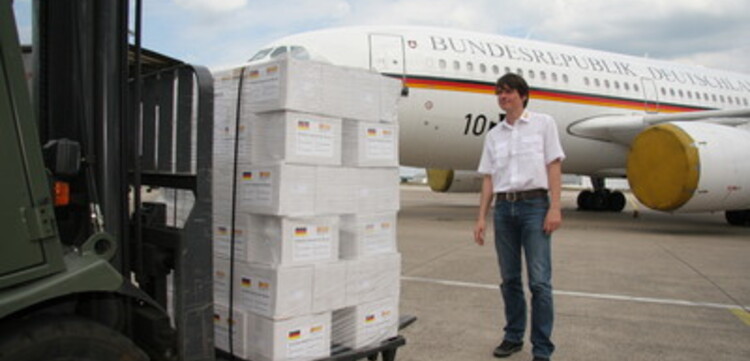 Zyklon in Birma: ADH Hilfsgüter werden zum Abtransport nach Birma verladen, rechts Carsten Stork ASB