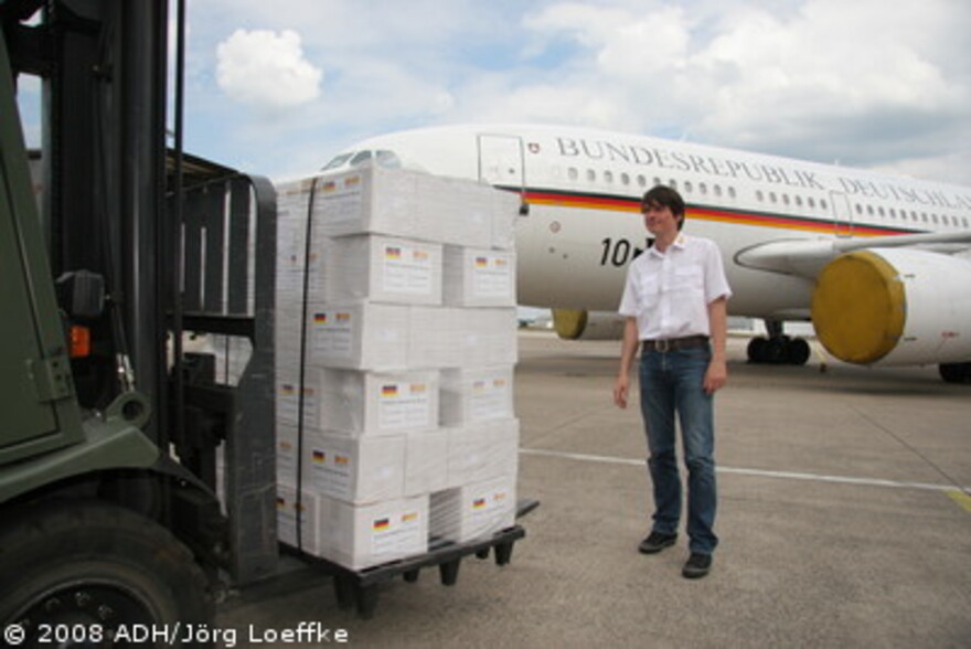 Zyklon in Birma: ADH Hilfsgüter werden zum Abtransport nach Birma verladen, rechts Carsten Stork ASB
