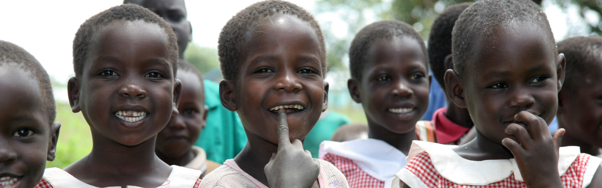 Schulbildung ist vor allem für Mädchen in Burundi keine Selbstverständlichkeit. Eine Gruppe Kinder mit Schuluniformen lacht.