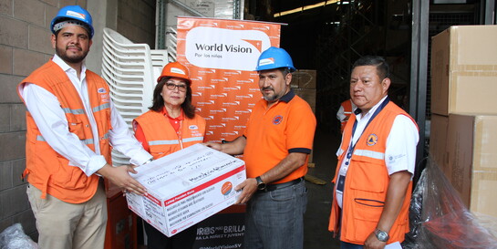 Helfer von World Vision liefern Nothilfepakete während der Coronakrise in das zentralamerikanische El Salvador