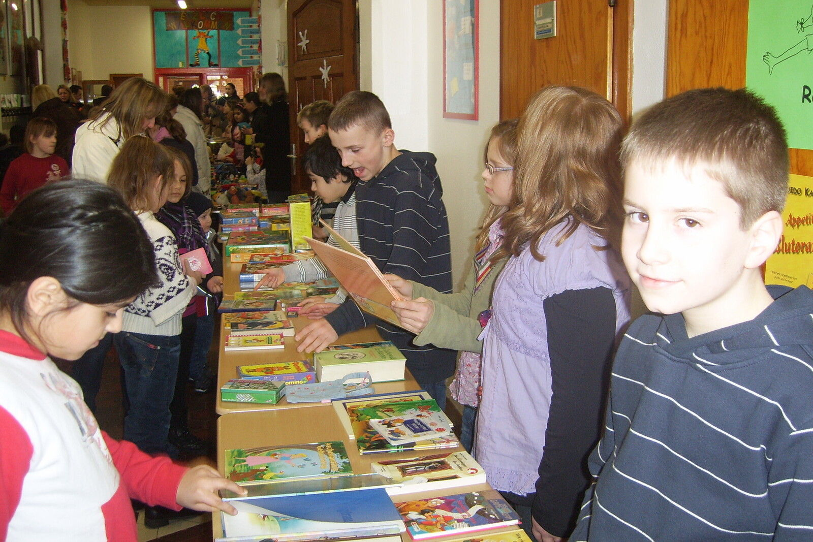 Bei einem Flohmarkt verkaufen Kinder Spielsachen und Bücher für den guten Zweck.