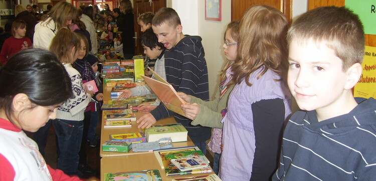 Bei einem Flohmarkt verkaufen Kinder Spielsachen und Bücher für den guten Zweck.