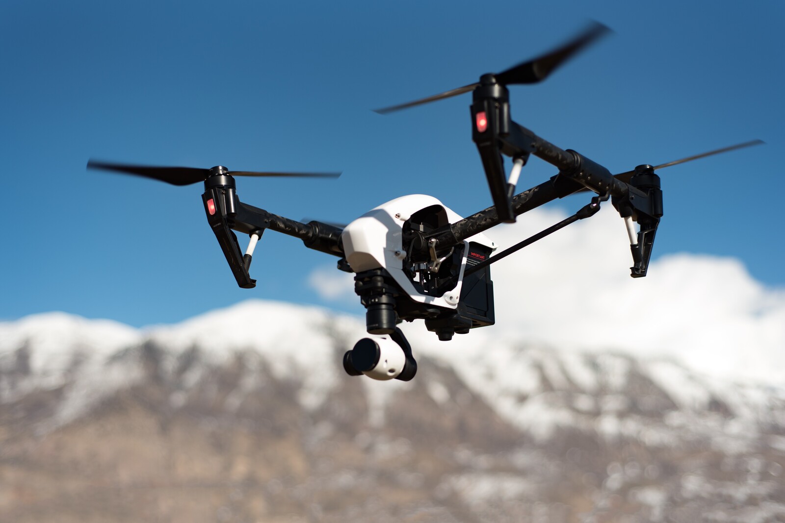 Eine Drohne nimmt Videos aus der Luft auf