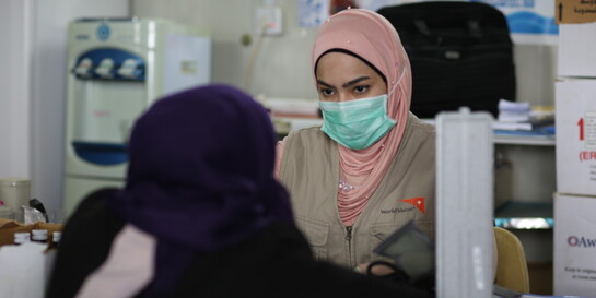 Eine Gesundheitshelferin von World Vision mit Patientin im Irak