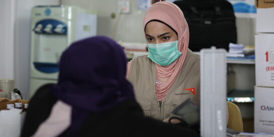 Eine Gesundheitshelferin von World Vision mit Patientin im Irak