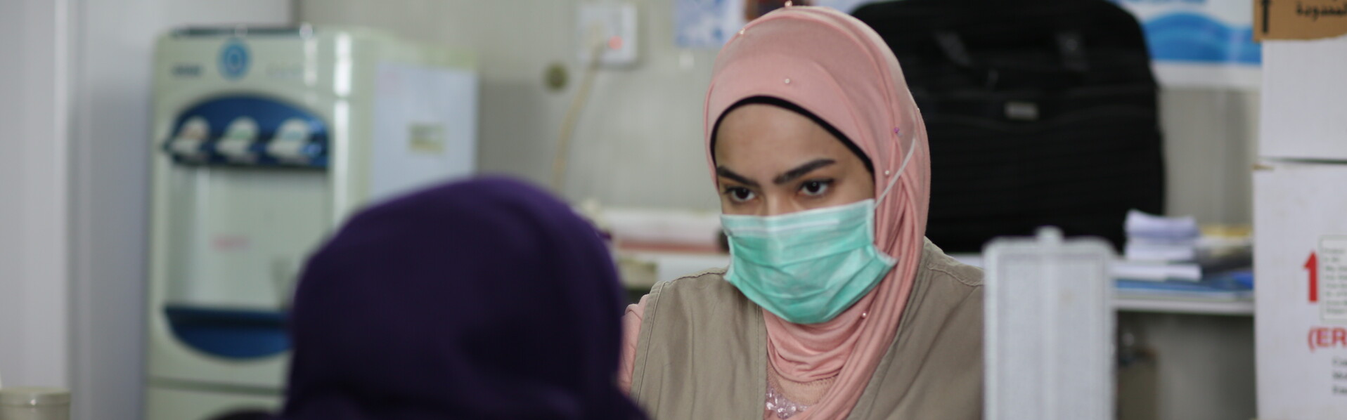 Eine Gesundheitshelferin von World Vision mit Patientin im Irak