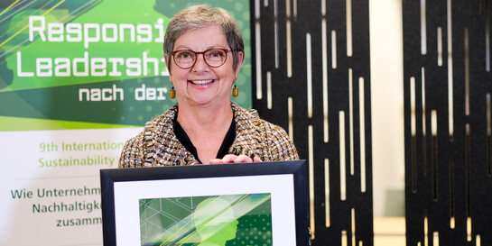  Die geschäftsführende Vorständin von Aktion Deutschland Hilft, Manuela Roßbach, nahm das Zertifikat "Helden der Krise" im F.A.Z. Institut in Frankfurt am Main entgegen