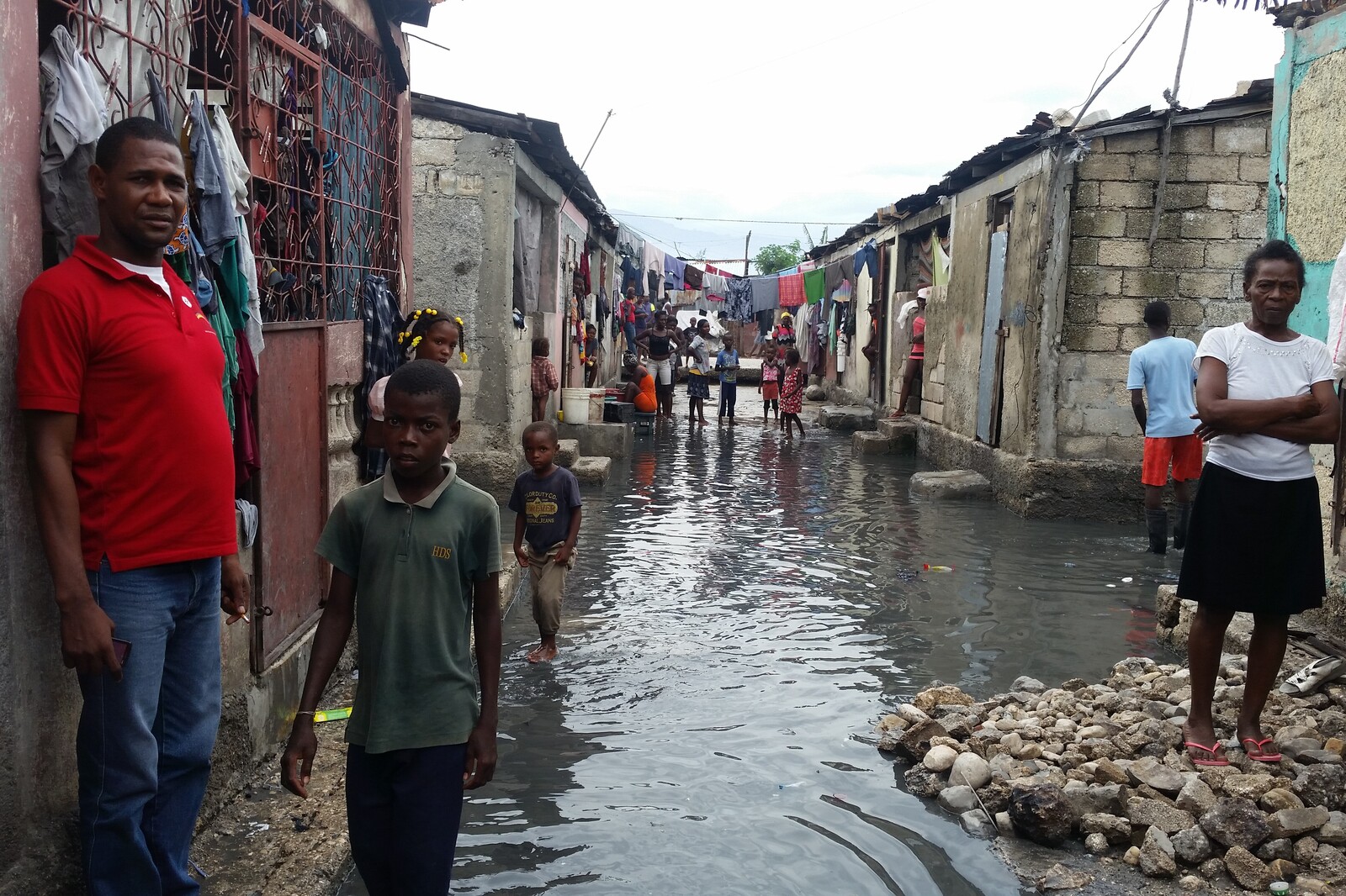 Nach dem Hurrikan Matthew in der Karibik stehen in Haiti viele Straßen unter Wasser. Durch das warme Klima vermehren sich Mücken rasch.