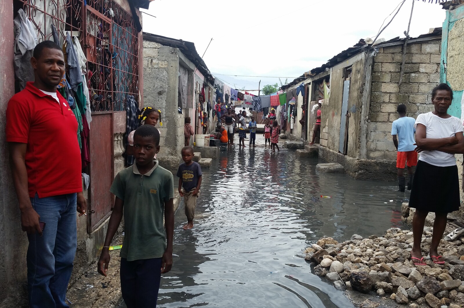 Nach dem Hurrikan Matthew in der Karibik stehen in Haiti viele Straßen unter Wasser. Durch das warme Klima vermehren sich Mücken rasch.