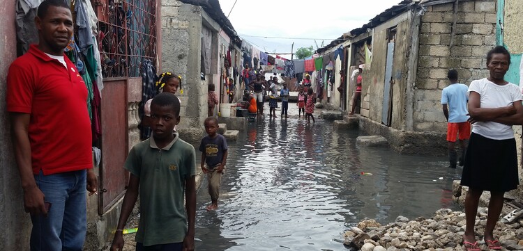 Nach dem Hurrikan Matthew in der Karibik stehen in Haiti viele Straßen unter Wasser. Durch das warme Klima vermehren sich Mücken rasch.