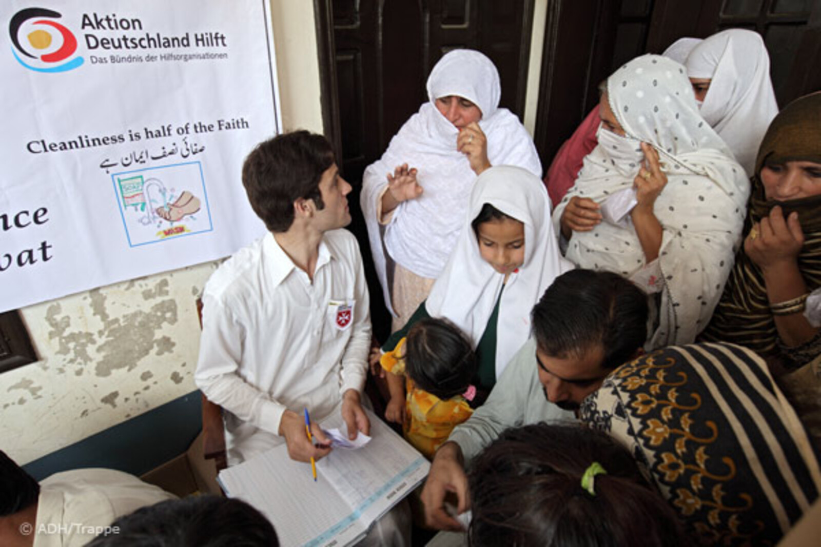 Flut Pakistan: Arzt und Frauen