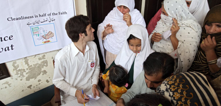 Flut Pakistan: Arzt und Frauen Flut Pakistan: Arzt und Frauen