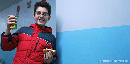 "Es ist nicht nur gesund, sondern schmeckt auch richtig gut", sagt Ahmed über das Mittagessen, das Malteser International täglich an seiner Schule ausgibt.