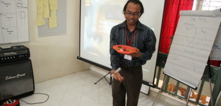 Tsunami-Hilfe Indonesien: CARE Mitarbeiter im Jugendworkshop