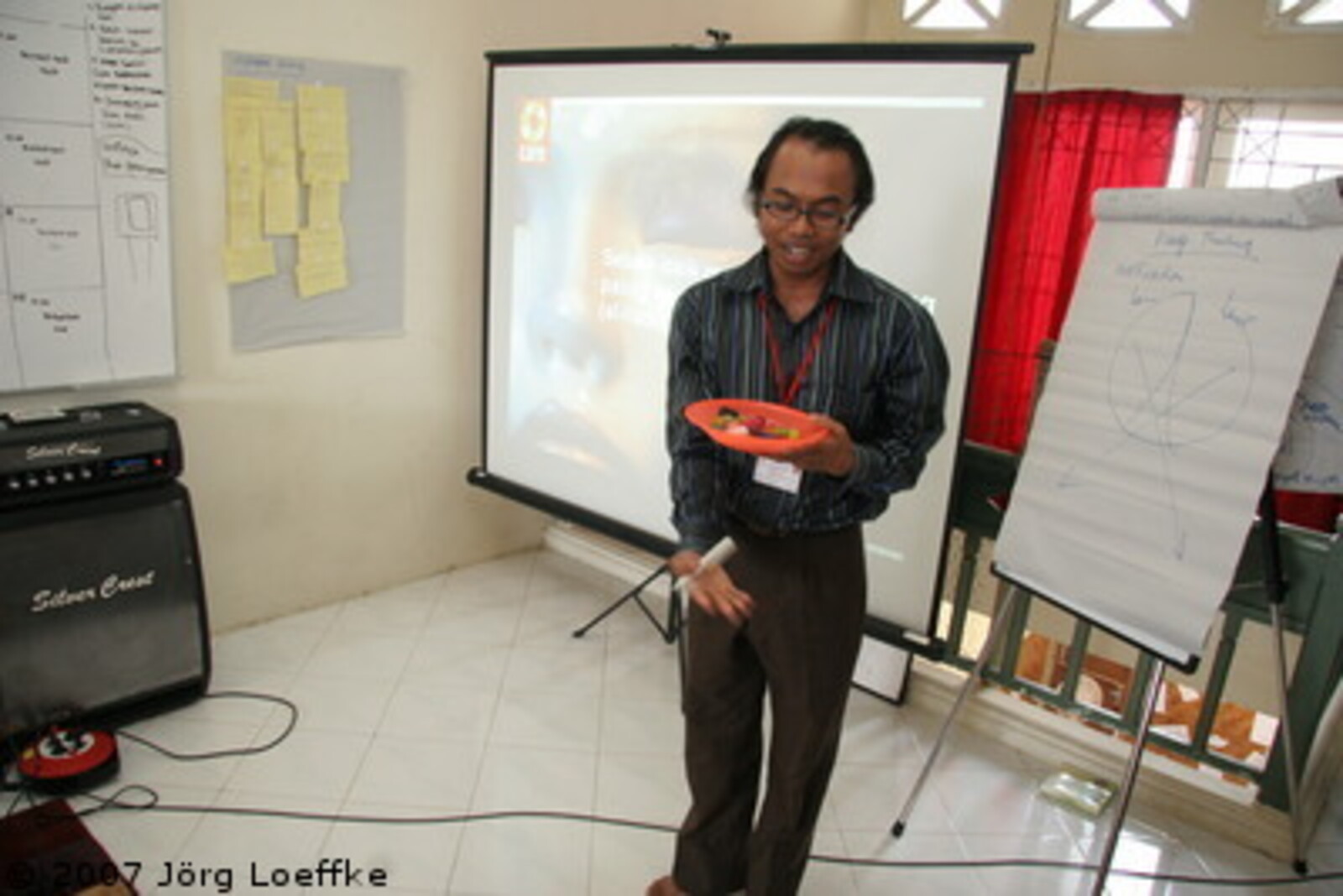 Tsunami-Hilfe Indonesien: CARE Mitarbeiter im Jugendworkshop