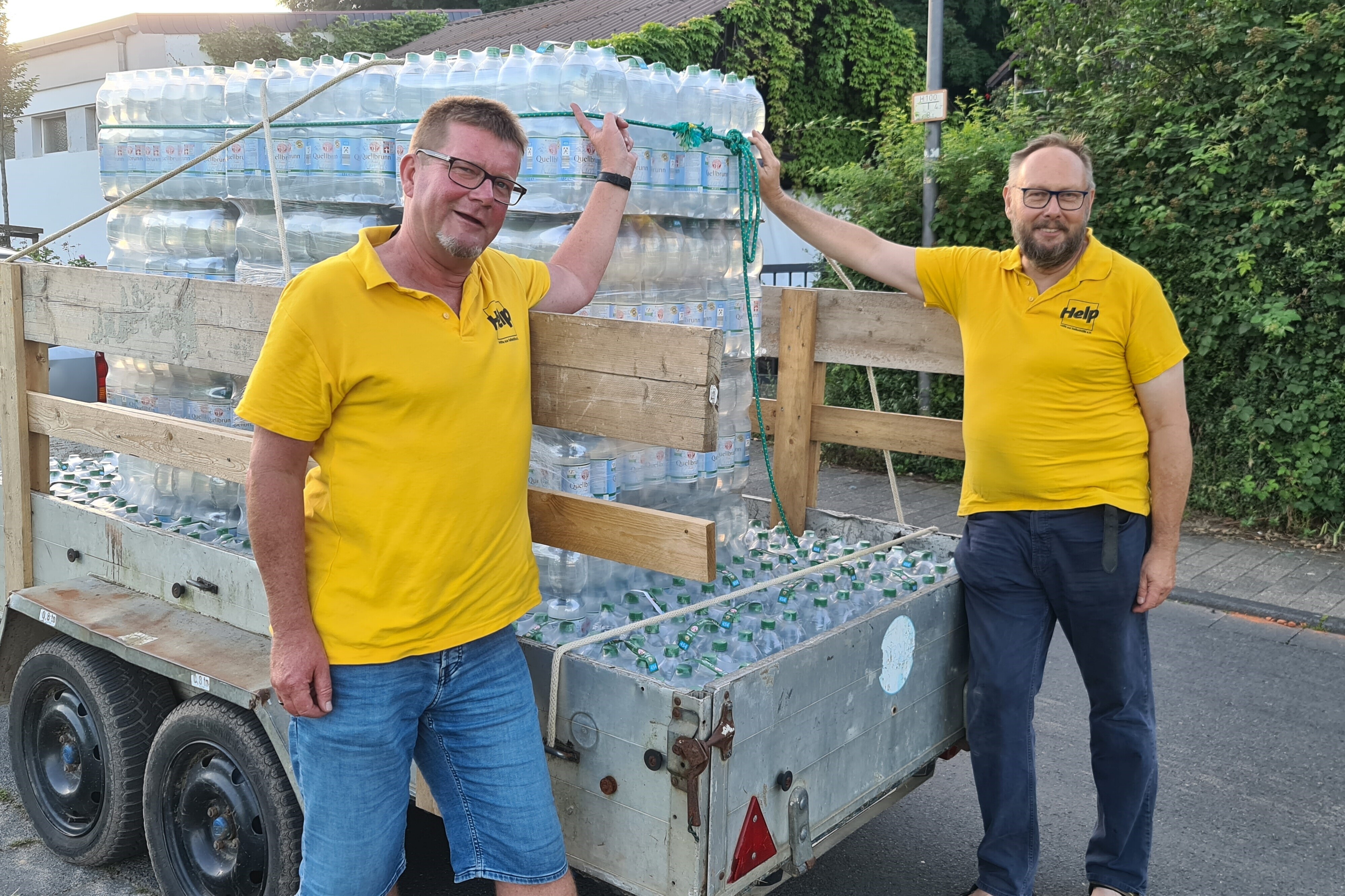 Helfer unserer Bündnisorganisation Help - Hilfe zur Selbsthilfe verteilen Trinkwasser in Hochwassergebieten Helfer unserer Bündnisorganisation Help - Hilfe zur Selbsthilfe verteilen Trinkwasser in Hochwassergebieten