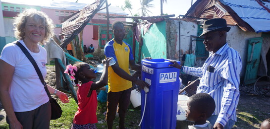 Helfer bauen Wasserleitungen nach Hurrikan Matthew wieder auf. Sauberes Trinkwasser ist notwendig, um die Ausbreitung von Krankheiten zu verhindern.