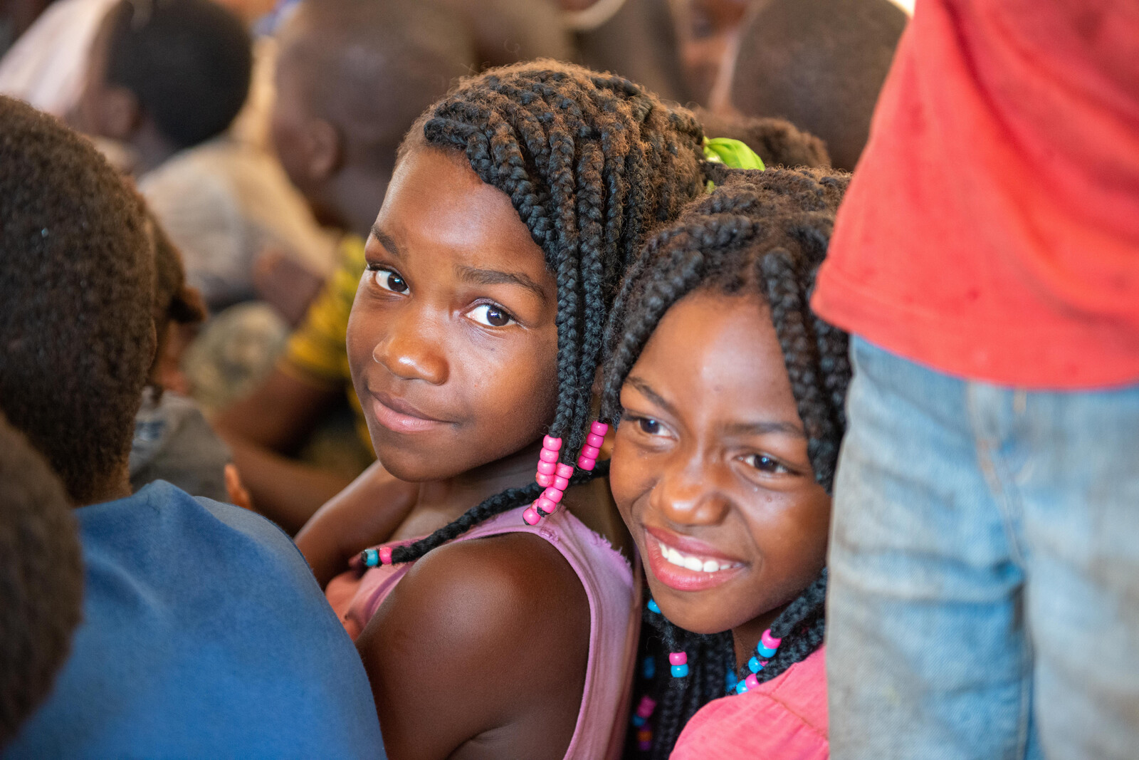Zwei Mädchen im Resettlement-Camp Metuchira in Namathanda/Mosambik
