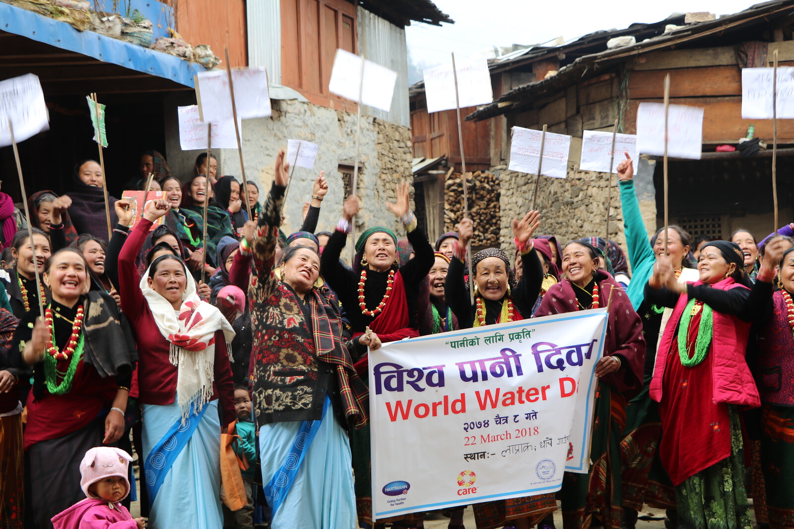 Nepalesen feiern ein Projekt.