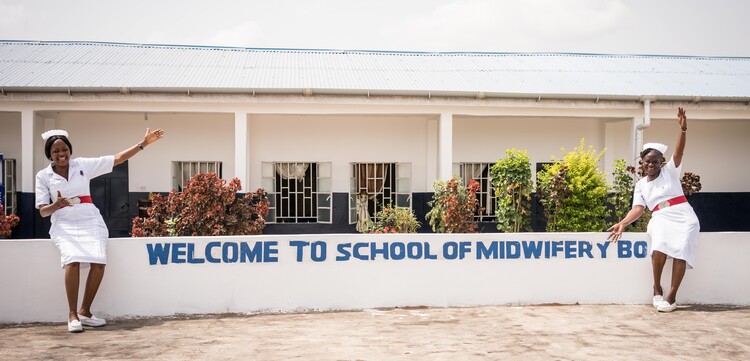 Frau erhält Diplom an Hebammenschule in Sierra Leone 