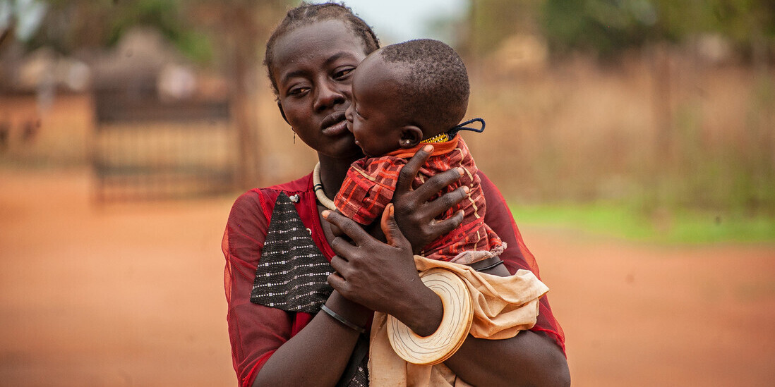 Eine Frau mit Kind im Südsudan (Symbolfoto)