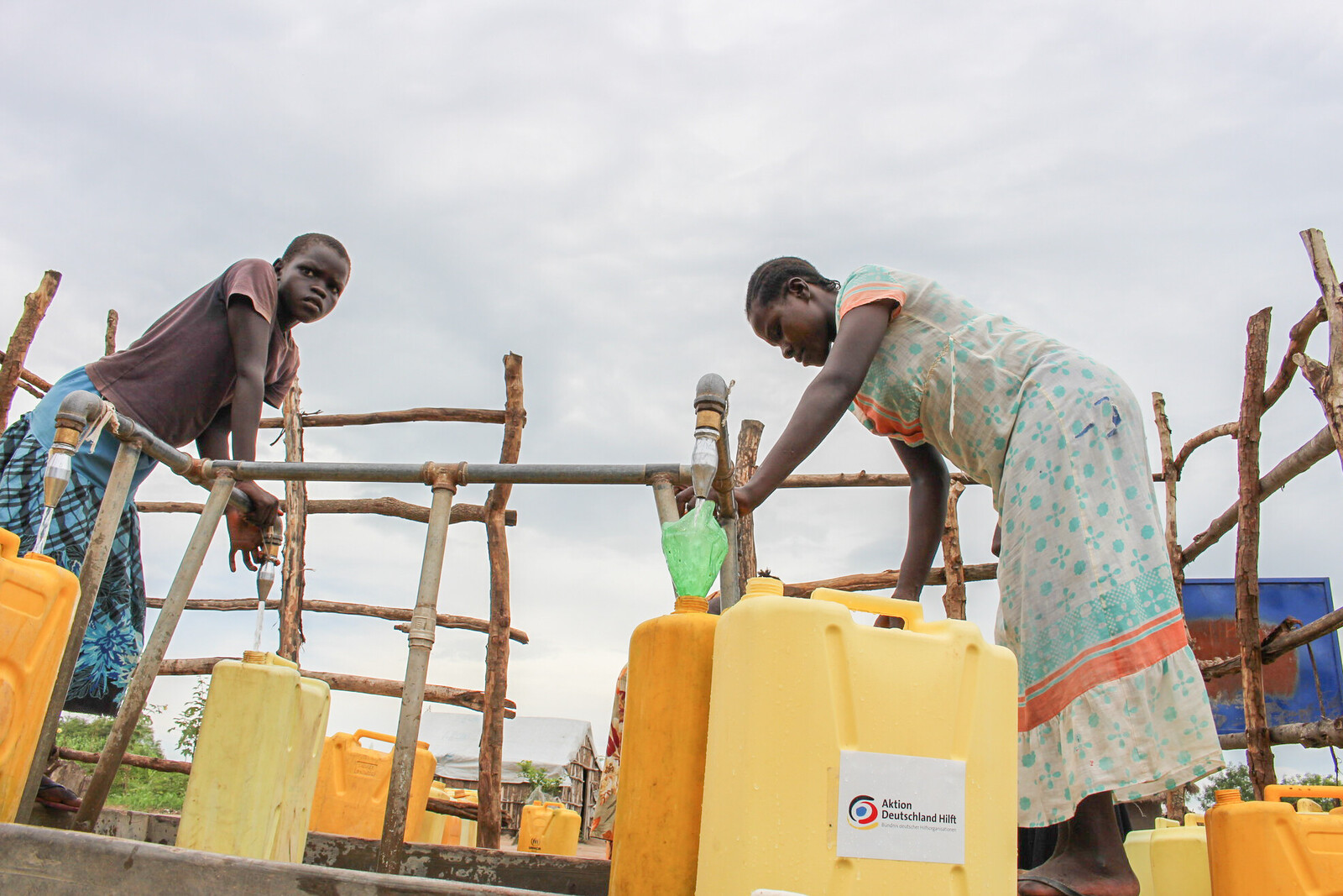 An den Wasserstationen können die Flüchtlinge aus Uganda sauberes Trinkwasser holen.