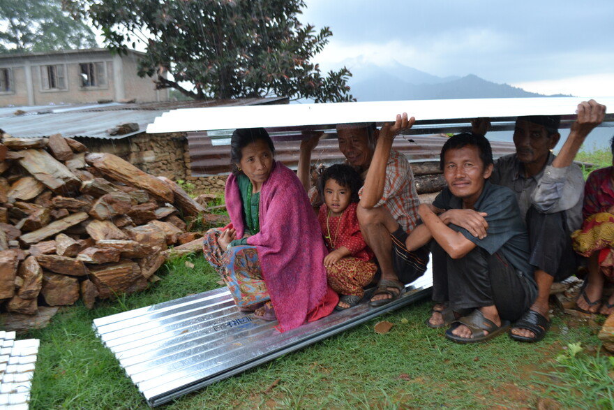 Erdbeben Nepal Menschen Schutz Übergangshaus