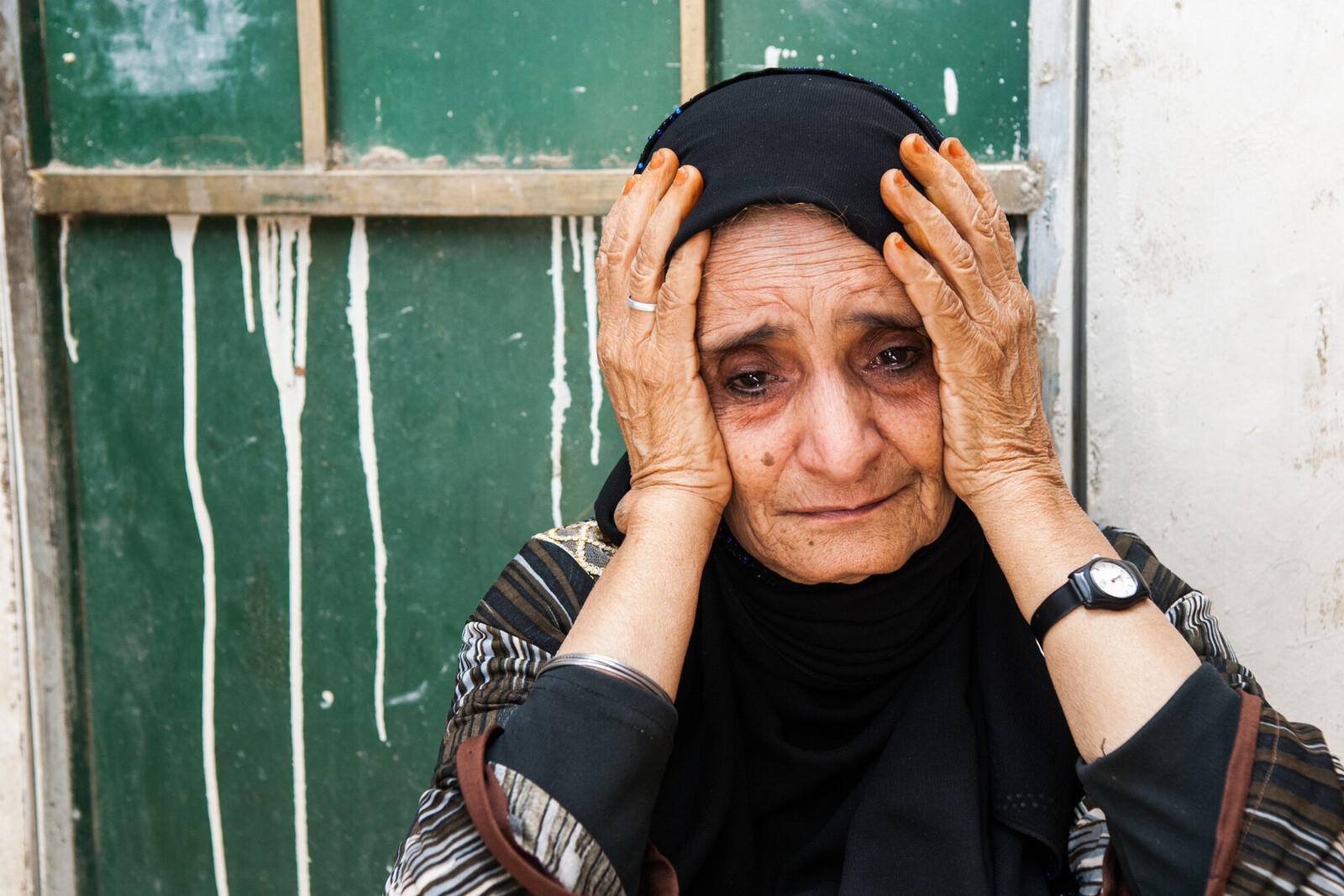 Eine verzweifelte Frau im Kriegsland Jemen 