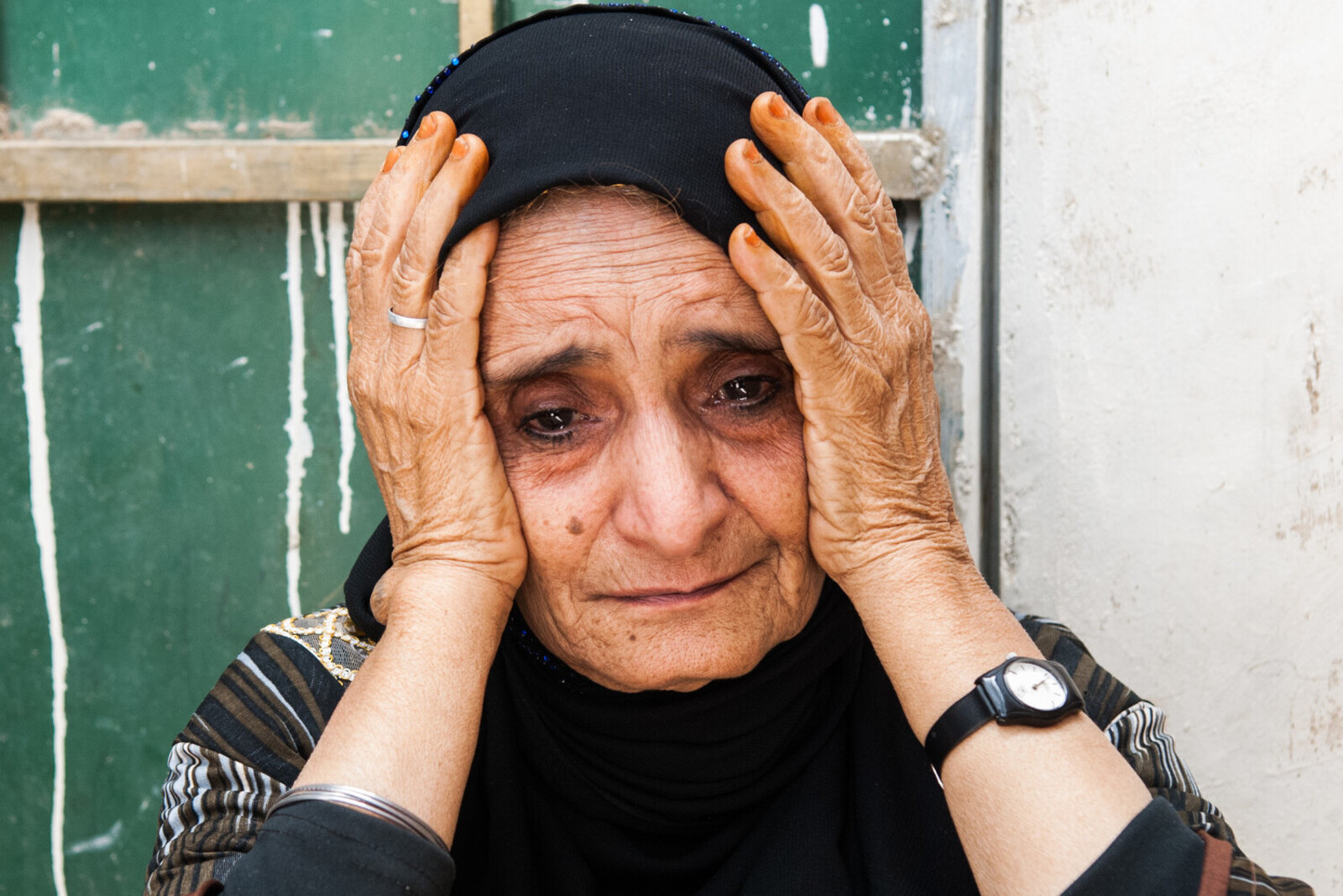 Eine verzweifelte Frau im Kriegsland Jemen 
