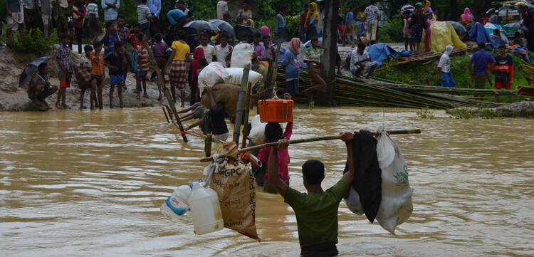 Monsunregen hat in Südasien für starke Überschwemmungen gesorgt. An vielen Orten versuchen die Menschen, ihr Hab und Gut in Sicherheit zu bringen.