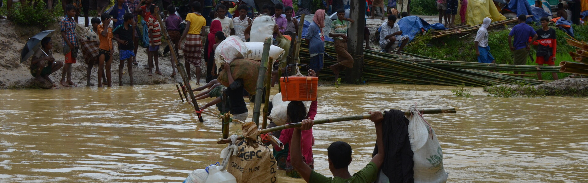 Monsunregen hat in Südasien für starke Überschwemmungen gesorgt: Diese Menschen in Bangladesch bringen ihr Hab und Gut in Sicherheit. 