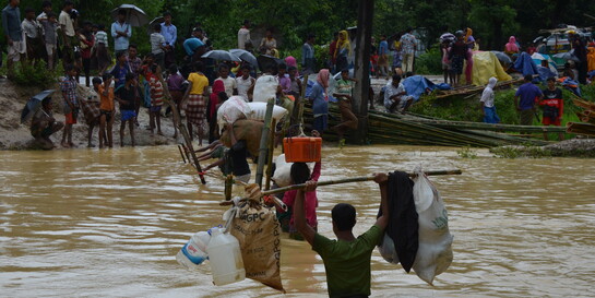 Monsunregen hat in Südasien für starke Überschwemmungen gesorgt: Diese Menschen in Bangladesch bringen ihr Hab und Gut in Sicherheit. 