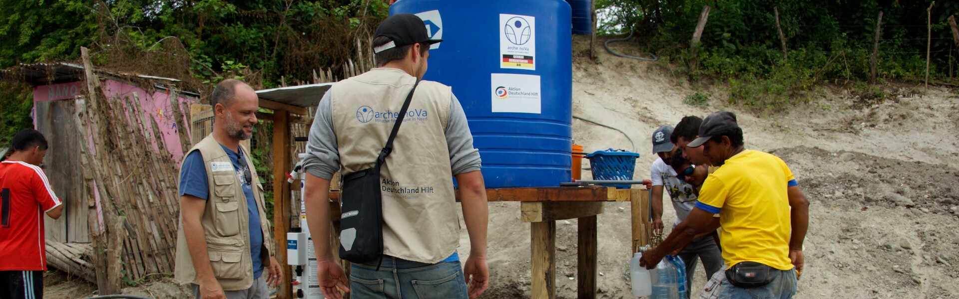 In Ecuador werden nach dem Erdbeben Wasserfilteranlagen installiert. Helfer zeigen den Erdbebenopfern wie diese funktionieren.