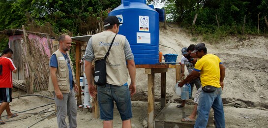 In Ecuador werden nach dem Erdbeben Wasserfilteranlagen installiert. Helfer zeigen den Erdbebenopfern wie diese funktionieren.