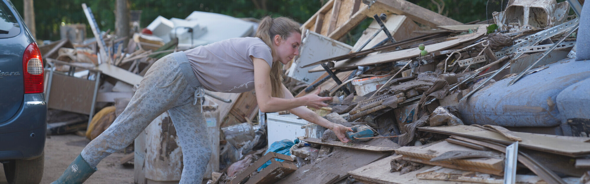 Eine Frau bei Aufräumarbeiten nach dem Hochwasser im Juli 2021