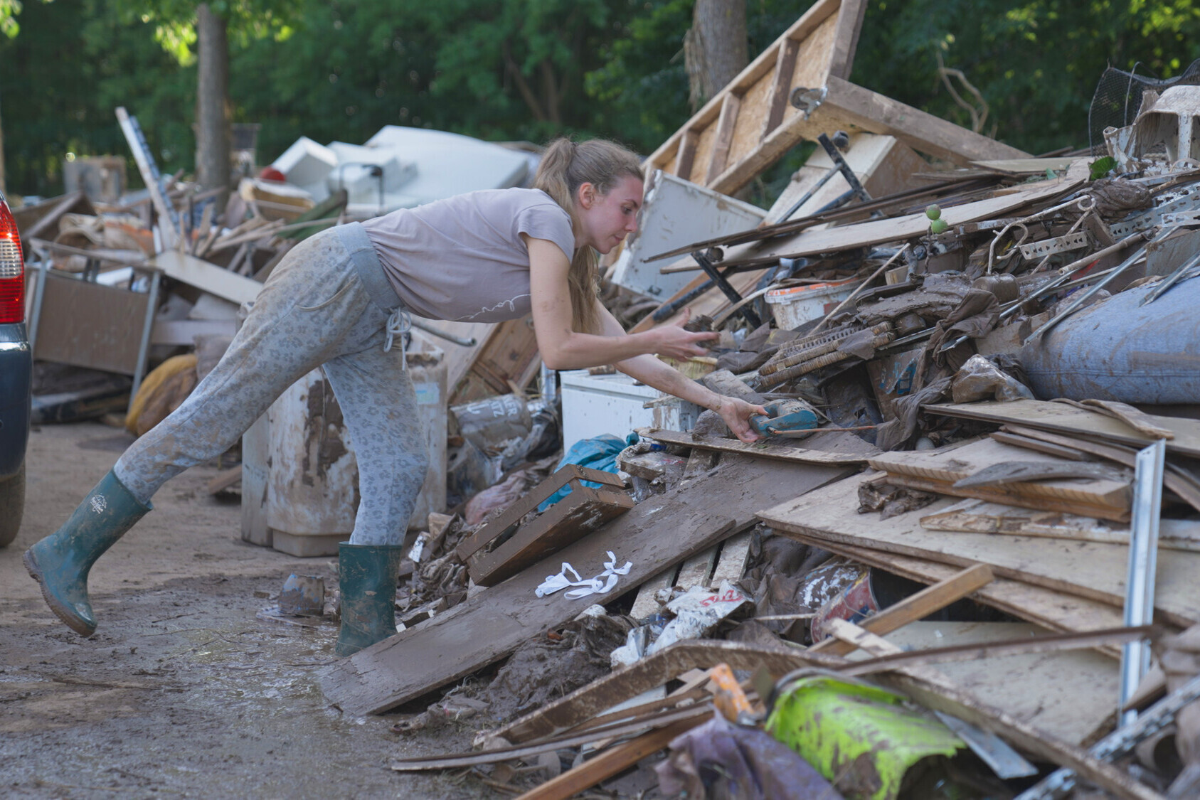 Eine Frau bei Aufräumarbeiten nach dem Hochwasser im Juli 2021