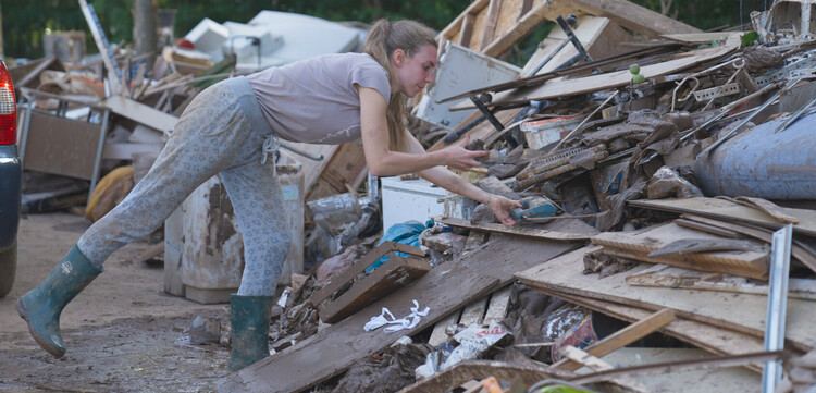 Eine Frau bei Aufräumarbeiten nach dem Hochwasser im Juli 2021 Eine Frau bei Aufräumarbeiten nach dem Hochwasser im Juli 2021