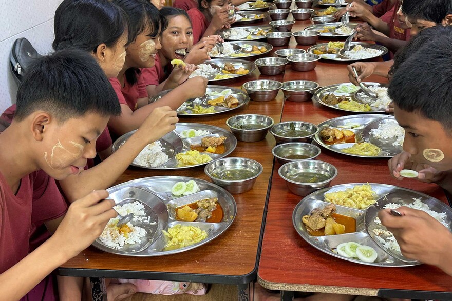 Kinder in Yangon beim gemeinsamen Mittagessen