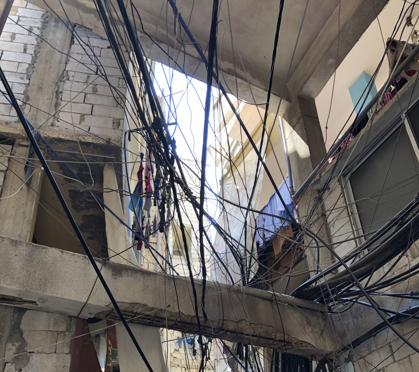 Das Flüchtlingscamp Shatlia ist überfüllt. Es wurde für palästinensische Flüchtlinge gebaut. Rund 22.000 von ihnen leben hier. Seit Ausbruch des Syrienkriegs sind weitere 18.000 Flüchtlinge dazu kommen. Wasserleitungen und Stromleitungen liegen oft