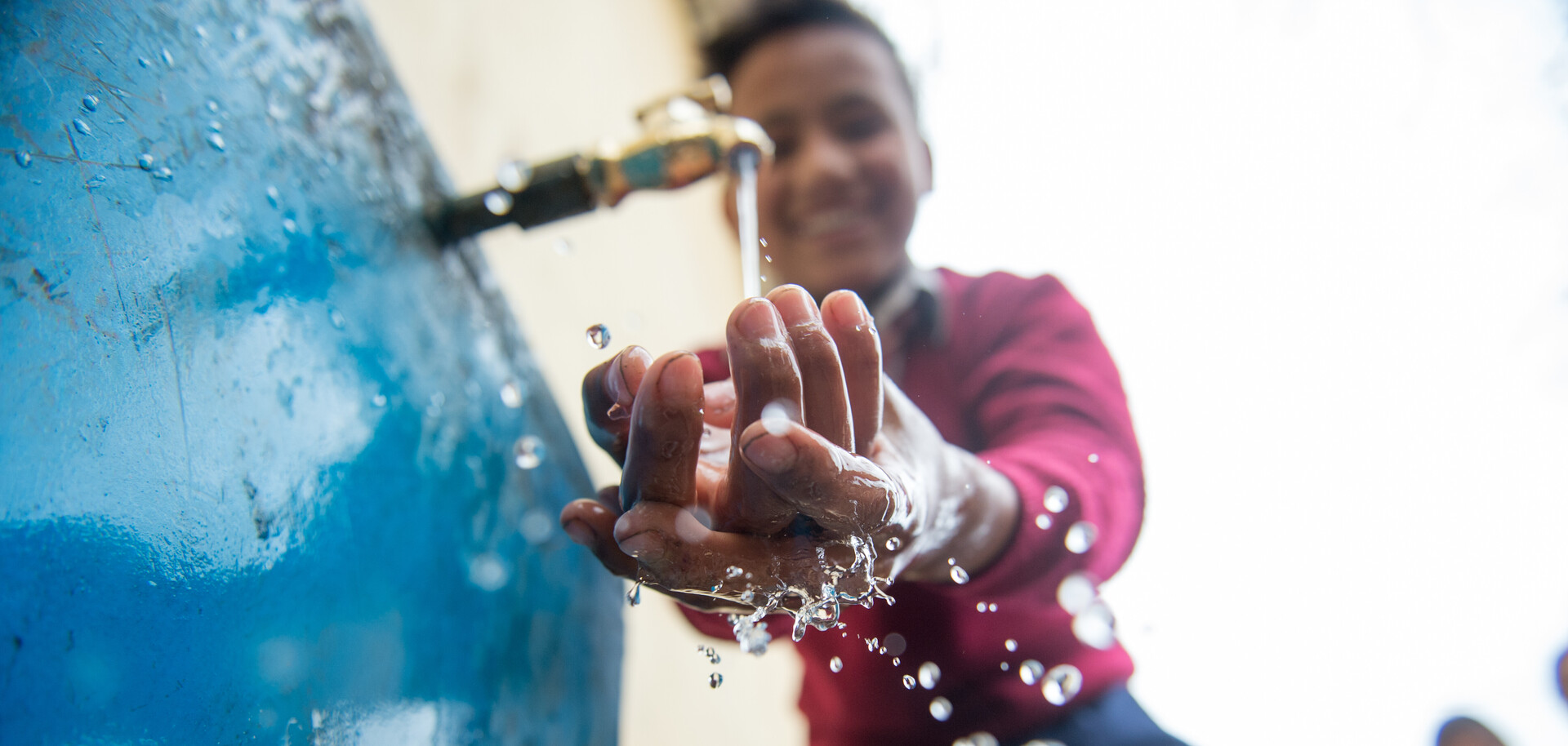 arche noVa baut Brunnen und Wassertanks für die vom Erdbeben in Nepal betroffenen Menschen. Ein Junge wäscht sich die Hände. arche noVa baut Brunnen und Wassertanks für die vom Erdbeben in Nepal betroffenen Menschen. Ein Junge wäscht sich die Hände.